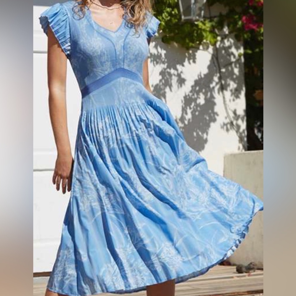 NEW! CURRENT AIR AUBREY MIDI DRESS W/ PLEATED DETAIL LIGHT BLUE/ White sz small